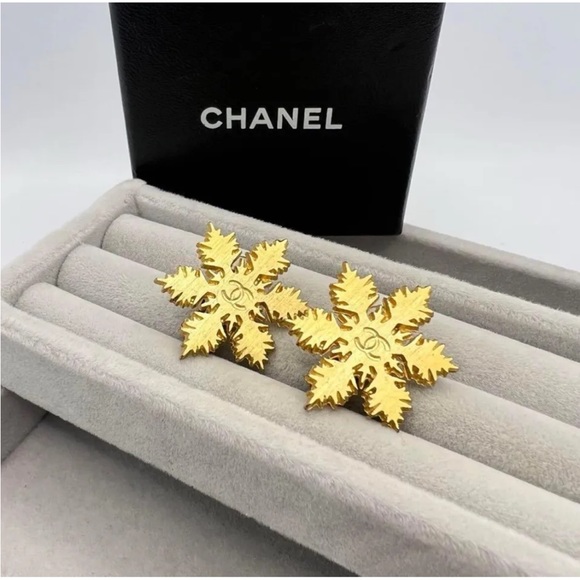 Chanel Vintage Snowflake Gold Clip-on Earrings - Picture 1 of 8